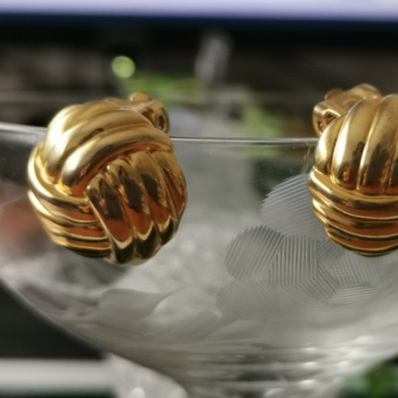 Vintage Gold Tone Knot Clip on Earrings - Picture 3 of 6